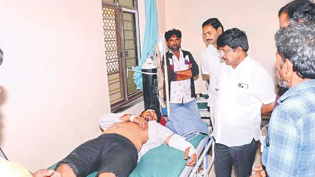 Auto Driver Brutally Beaten: ఆటోడ్రైవర్‌పై అమానుషం