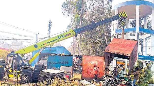 ఉద్రిక్తతల నడుమ రహదారి విస్తరణ పనులు