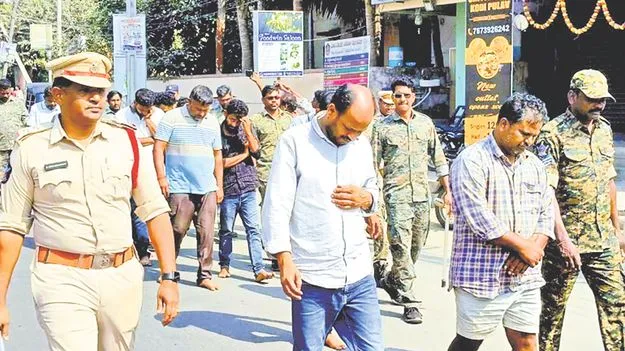 నడిపించుకుంటూ కోర్టుకు..