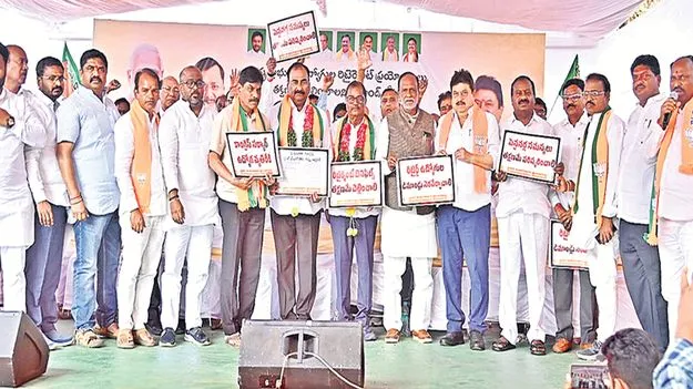 బీఆర్‌ఎస్‌, కాంగ్రెస్‌ వైఖరితోనే.. రిటైర్డ్‌ ఉద్యోగుల ఆత్మహత్యలు