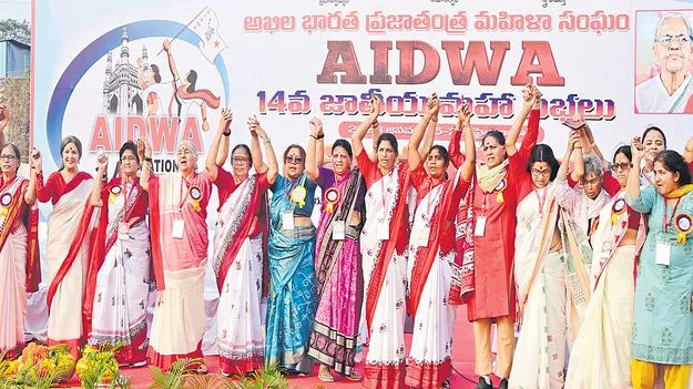 ఉపాధి హామీ పథకాన్ని పునరుద్ధరించాల్సిందే