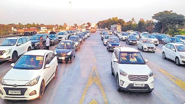 Road Accident: దారులన్నీ భాగ్యనగరం వైపు