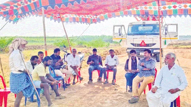 అండర్‌పాస్‌పై రైతుల ఆందోళన