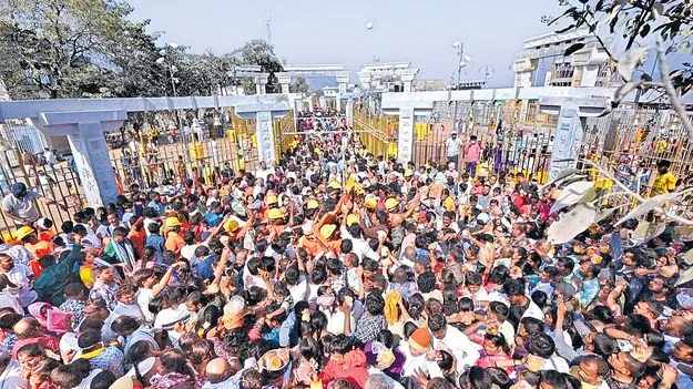 Millions Flock to Medaram: కిటకిటలాడిన మేడారం