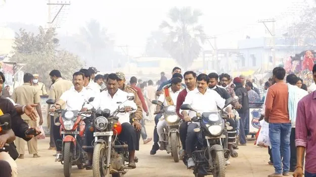 జాతరలో బైక్‌లపై మంత్రులు