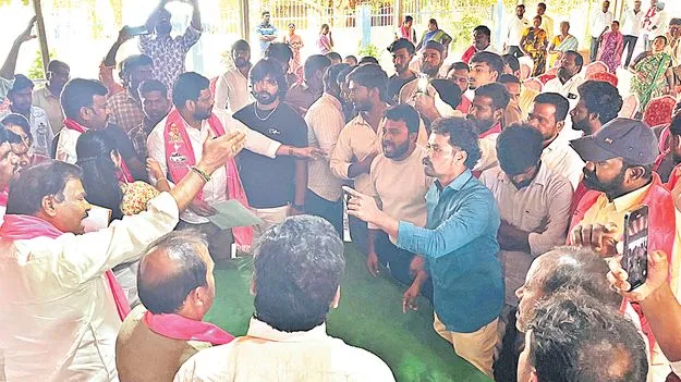 బీ ఫామ్‌ల పంపిణీలో బాహాబాహీ