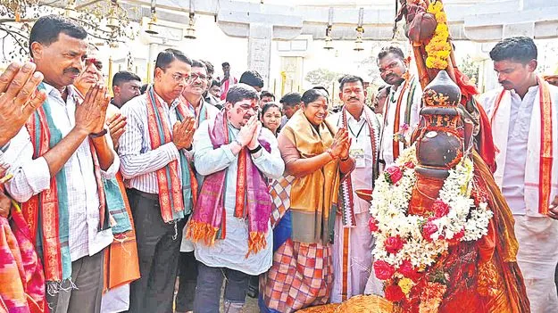 మేడారంలో శాశ్వత బస్టాండ్‌ నిర్మాణానికి కృషి 