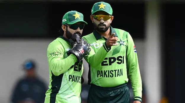 పాక్‌ క్రికెటర్లు లక్షల్లో మోసపోయారు