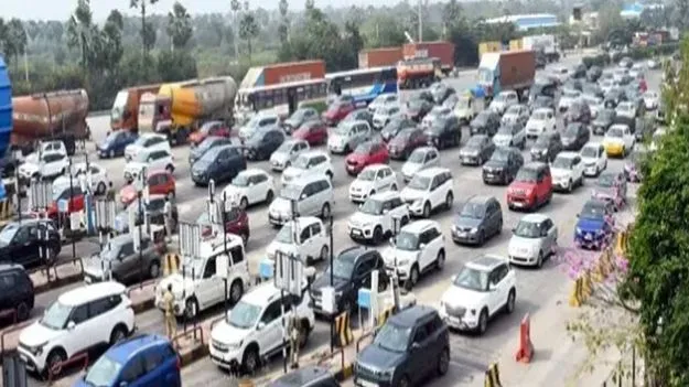 Traffic Chaos as Sankranti Travelers: పండగ సందడి తిరిగెళ్లిపోతోంది