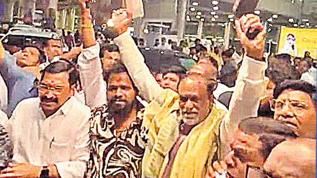 శంషాబాద్‌ ఎయిర్‌పోర్టులో ఎంపీ లక్ష్మణ్‌కు ఘన స్వాగతం 