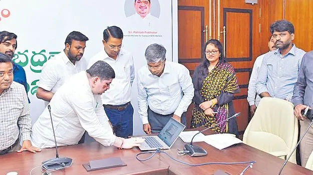 రోడ్డు భద్రతా నిబంధనలు పాటిస్తామని..పిల్లలు హామీ పత్రం ఇవ్వాలి: పొన్నం  