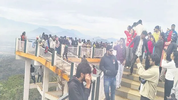 పర్యాటక ప్రాంతాలు కిటకిట 