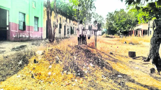 SCHOOL: నిధులున్నా అభివృద్ధి శూన్యం