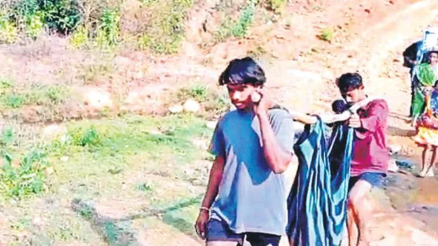 ఏడు కిలోమీటర్లు డోలీలో తీసుకుని వచ్చి..