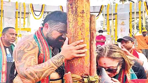 మేడారం అంటే నేషనల్‌ అనుకుంటివా.. ఇంటర్నేషనల్‌ ఇక్కడ.!!