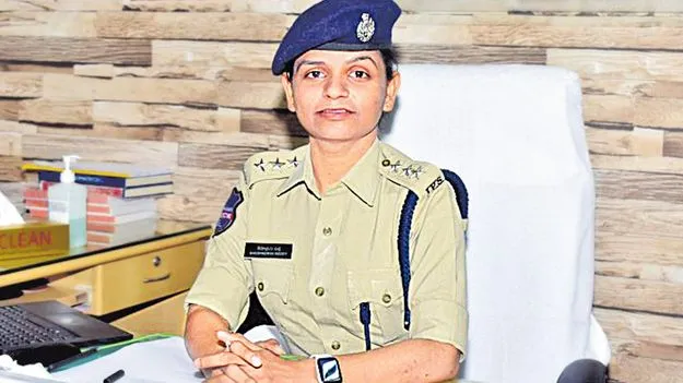 IPS Officer: ట్రాఫిక్‌ సమస్యకు యువ ఐపీఎస్‌‌లతో చికిత్స