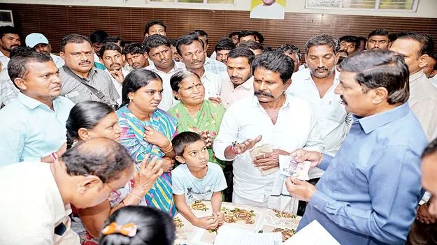 ప్రజా సమస్యలపై నిర్లక్ష్యాన్ని సహించం : మంత్రి బీసీ 