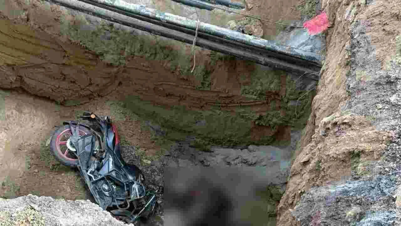 ఢిల్లీలో గుంతలో పడి యువకుడి మృతి