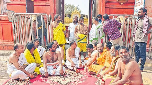 కొండగట్టులో అర్చకుల ధర్నా