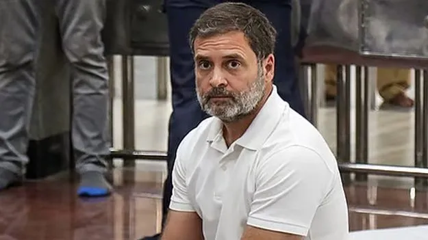 రాహుల్‌ కండువాపై వివాదం!