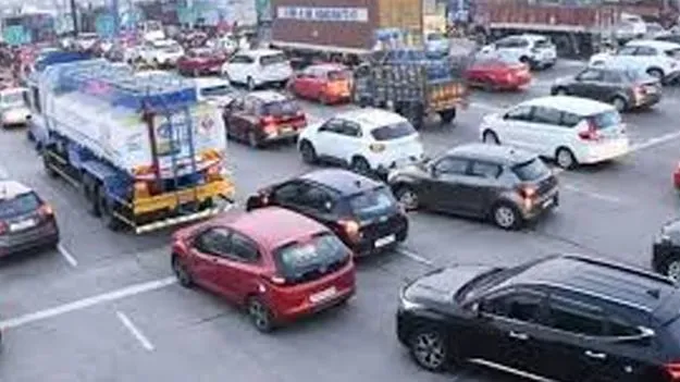 Vehicle congestion: కొనసాగిన వాహన రద్దీ