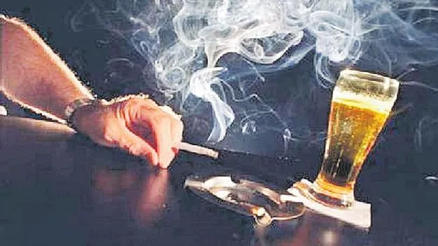 పొగ తాగేస్తున్నారు.. పెగ్గు లేపేస్తున్నారు