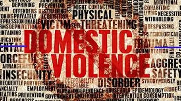 ప్రేమ పెళ్లి.. పోలీసుల ముందే యువకుడిపై దాడి