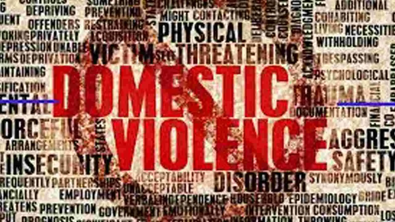 ప్రేమ పెళ్లి.. పోలీసుల ముందే యువకుడిపై దాడి