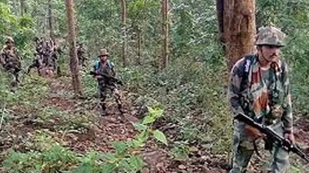 Maoists: మావోయిస్టులు అమర్చినప్రెషర్‌ బాంబ్‌ పేలి యువకుడి మృతి 