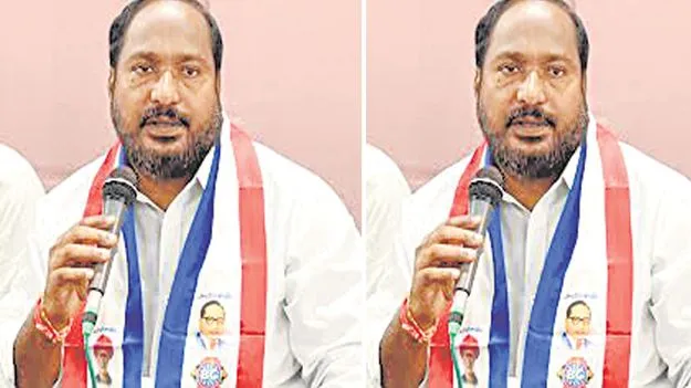 బీసీ రిజర్వేషన్లను అడ్డుకున్న వ్యక్తికి టికెట్‌ ఇస్తారా?