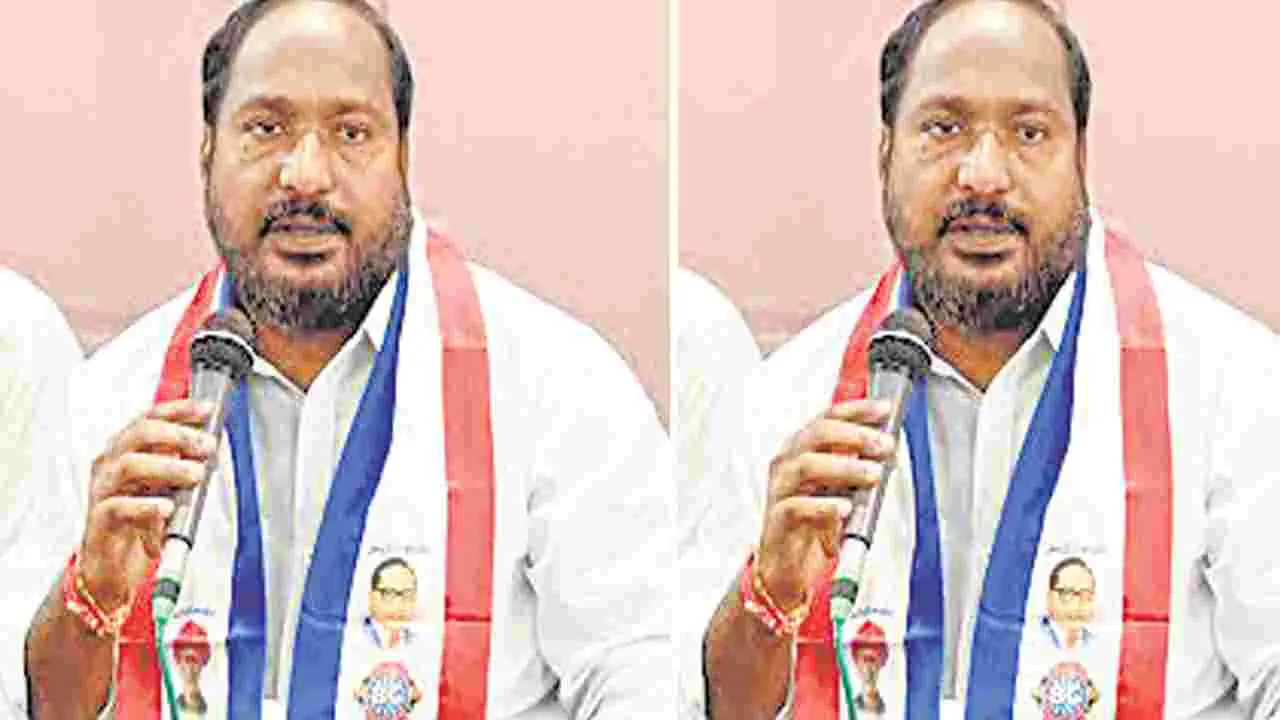 బీసీ రిజర్వేషన్లను అడ్డుకున్న వ్యక్తికి టికెట్‌ ఇస్తారా?