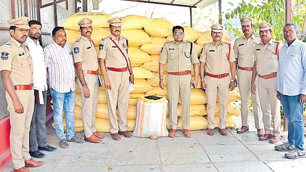 10 టన్నుల నకిలీ పత్తి విత్తనాలు స్వాధీనం