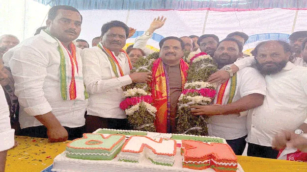 అట్టహాసంగా ఎమ్మెల్యే కశిరెడ్డి జన్మదిన వేడుకలు