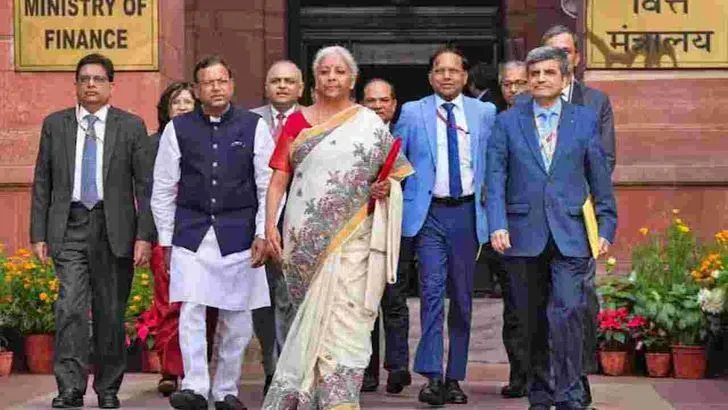  బడ్జెట్ టైమ్‌లో నిర్మలా సీతారామన్ ధరించిన గత చీరలు ఇవే