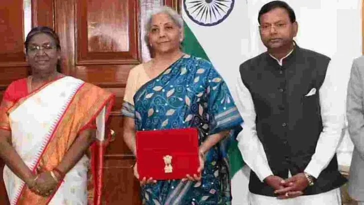  బడ్జెట్ టైమ్‌లో నిర్మలా సీతారామన్ ధరించిన గత చీరలు ఇవే