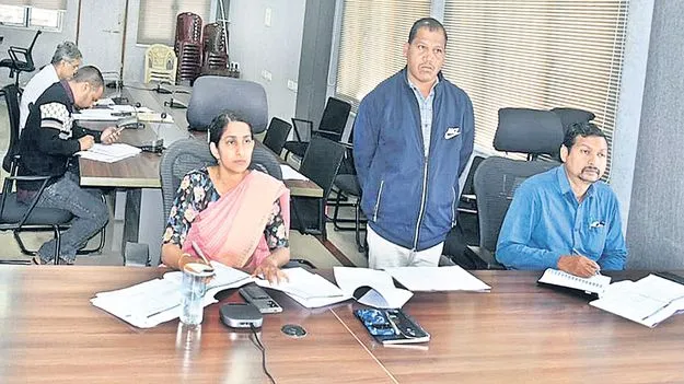 పెండింగ్‌లో ఉన్న రెవెన్యూ సమస్యలపై దృష్టి