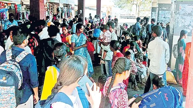 కొనసాగుతున్న తిరుగు ప్రయాణాల రద్దీ