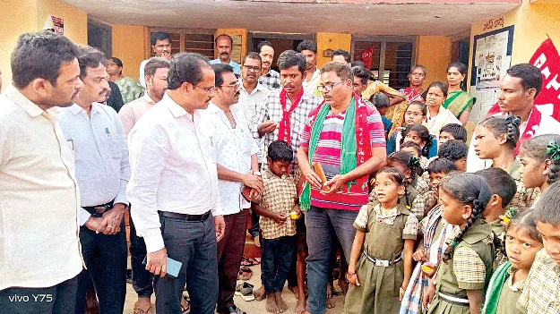 మా గ్రామంలో పాఠశాల ఏర్పాటు చేయరా?