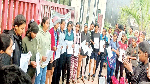 నిరుద్యోగ మహిళల ఆశలపై నీళ్లు