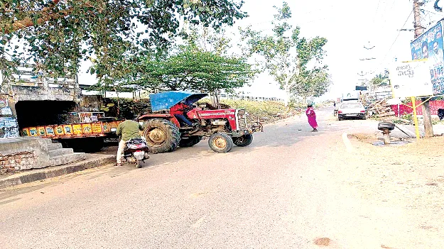 స్పీడ్‌బ్రేకర్లు లేక ప్రమాదాలు 