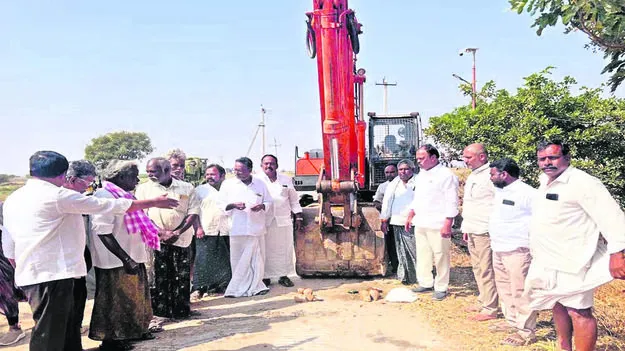 ROAD: బీటీరోడ్ల నిర్మాణానికి భూమిపూజ 