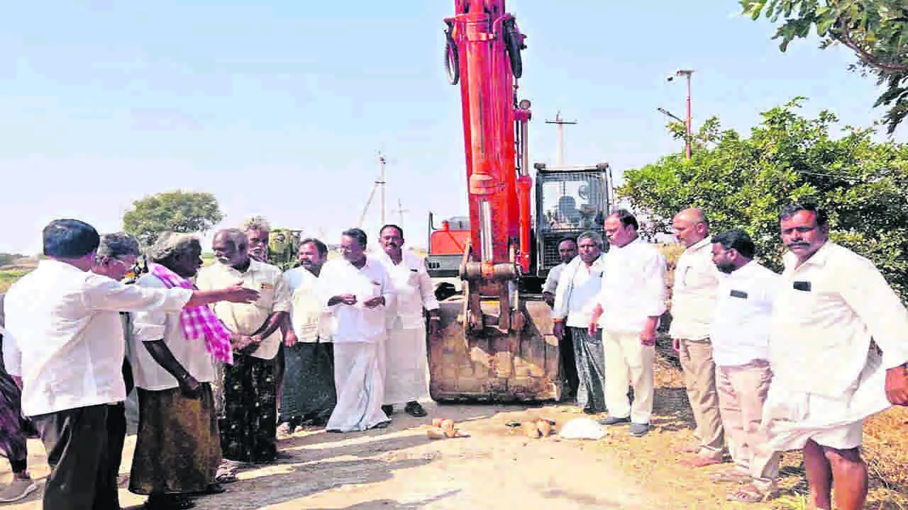 ROAD: బీటీరోడ్ల నిర్మాణానికి భూమిపూజ 