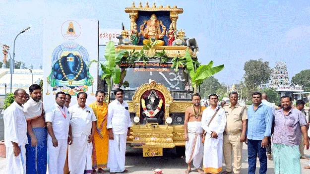అరసవెల్లికి బయలుదేరిన కాణిపాక ఆలయ ప్రచార రథం
