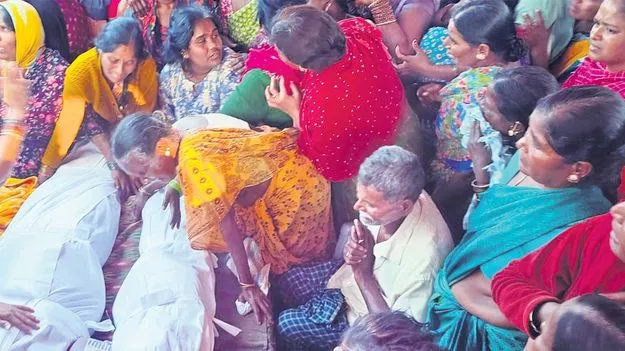 బిడ్డా.. బడికెళితే ప్రాణం దక్కేదిరా