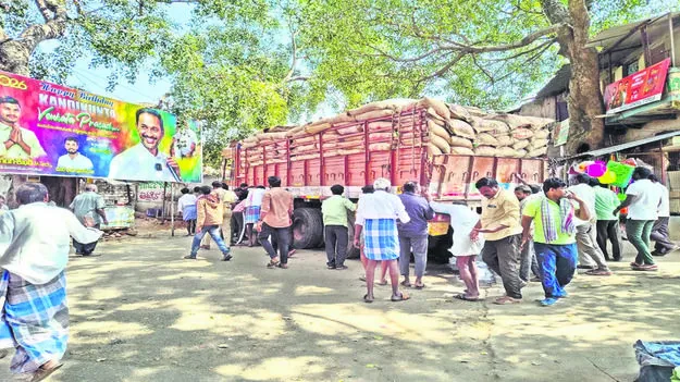 LORRY: రోడ్డుపై ఆగిపోయిన లారీ 