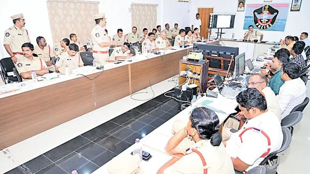 గ్రామాలను పరిశీలించండి