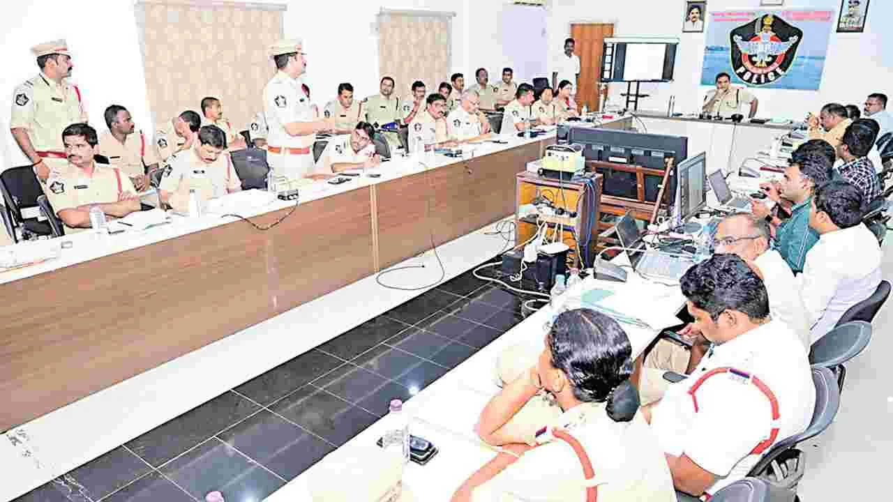 గ్రామాలను పరిశీలించండి