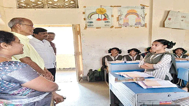 Together with the students.. విద్యార్థులతో కలివిడిగా..