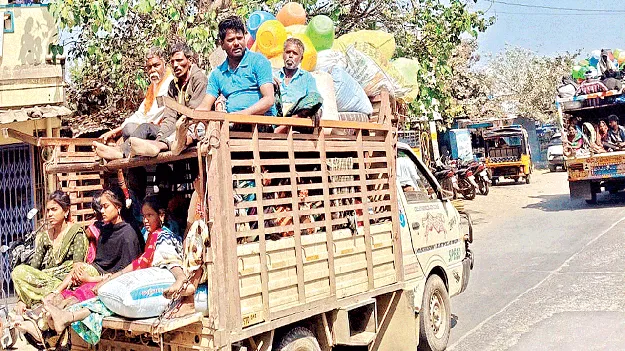 పట్నం బాట పట్టిన పల్లెలు