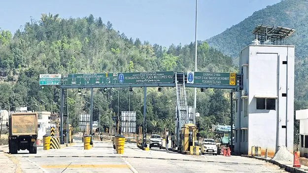 హైవే పూర్తి కాకుండానే టోల్‌ బాదుడు